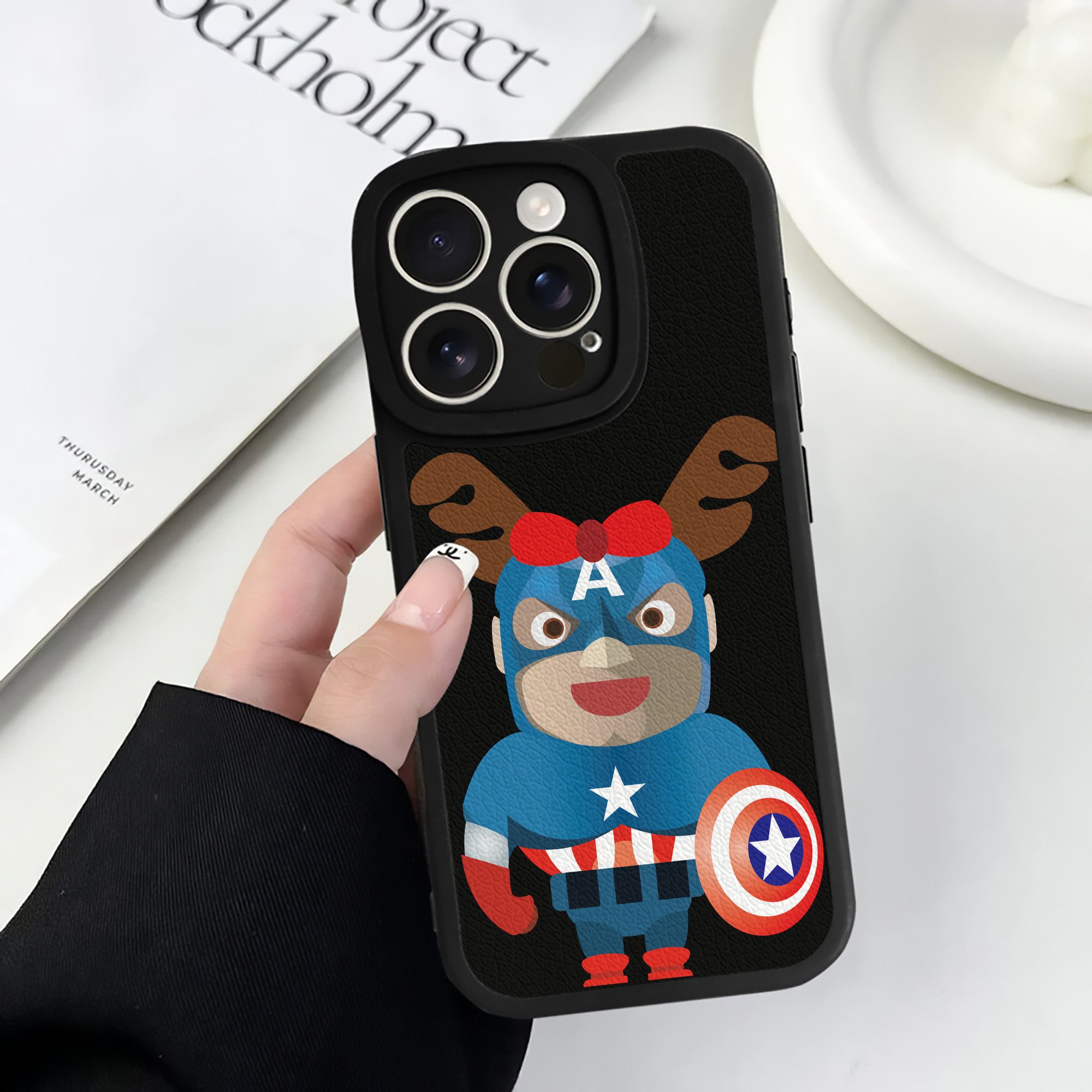 （画像用） アベンジャーズ The Avengers 【iPhone 16シリーズ対応】シリコンスマホケース（レザー調） 材質：シリコン